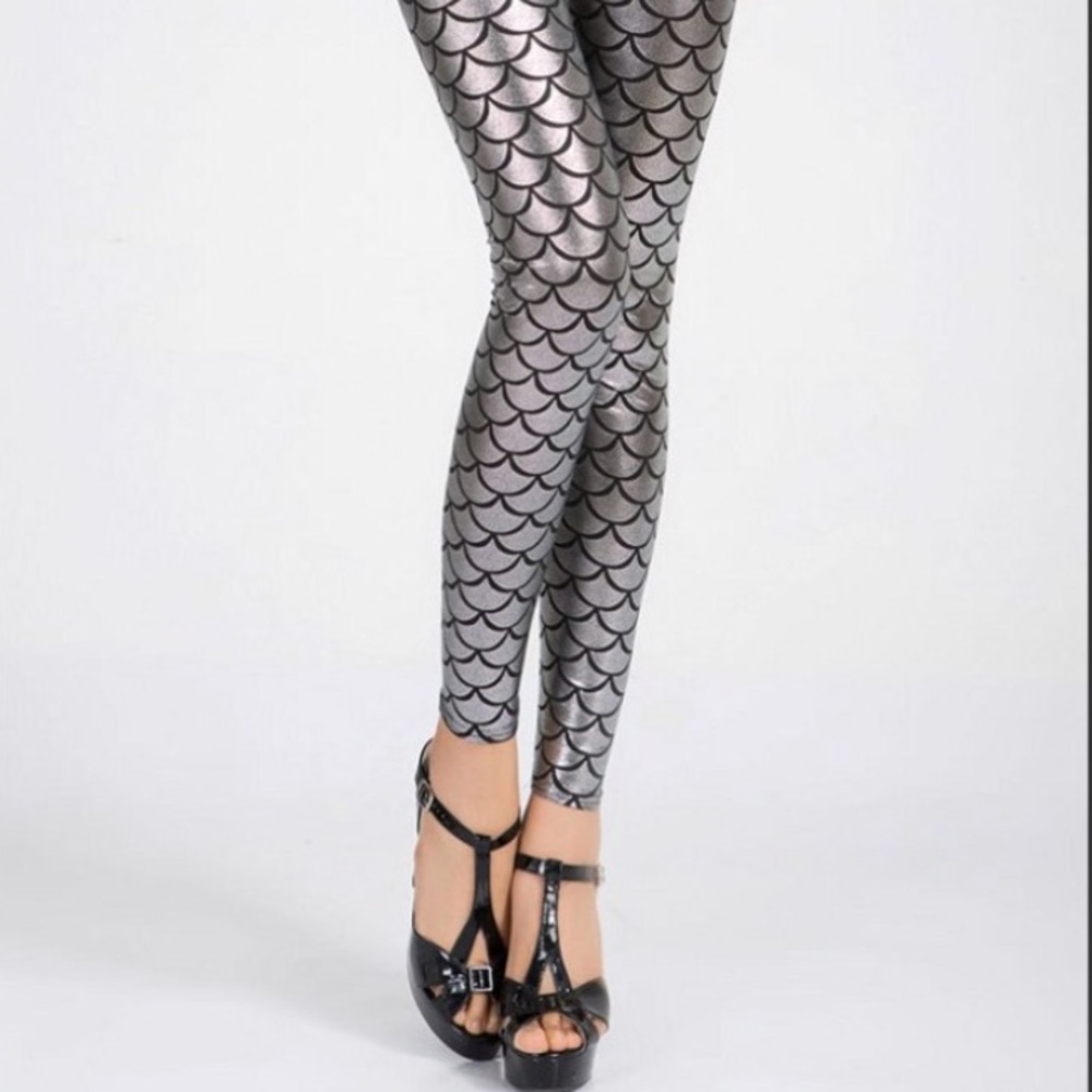 Metallic Silver 🧜‍♀️ Mermaid Leggings NWT